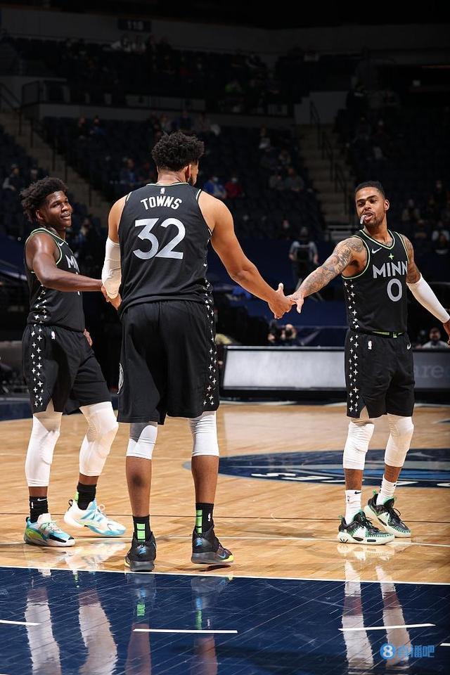 球场上并肩 球场上并肩